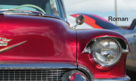 Rotes Oldtimer-Coupé statt brennendem Dornbusch (Ralph Roger Glöckler: Ein roter Straßenkreuzer)